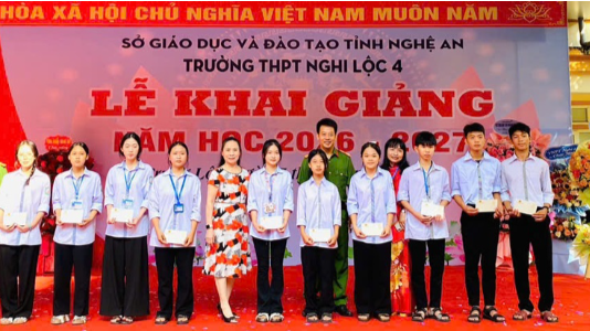 Công an xã Trung Lộc trao quà tặng học sinh có hoàn cảnh khó khăn