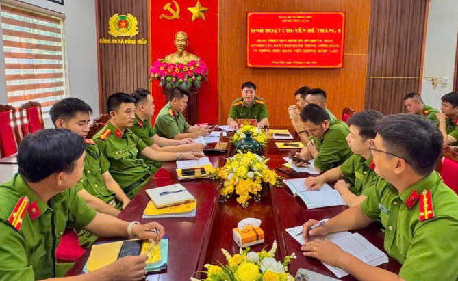 Công an xã Đông Hiếu tổ chức sinh hoạt chuyên đề quán triệt Quy định số 207-QĐ/TW