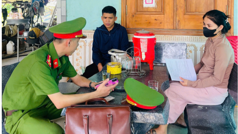 Công an xã Mậu Thạch kiểm tra, ký cam kết với các cơ sở sửa chữa xe