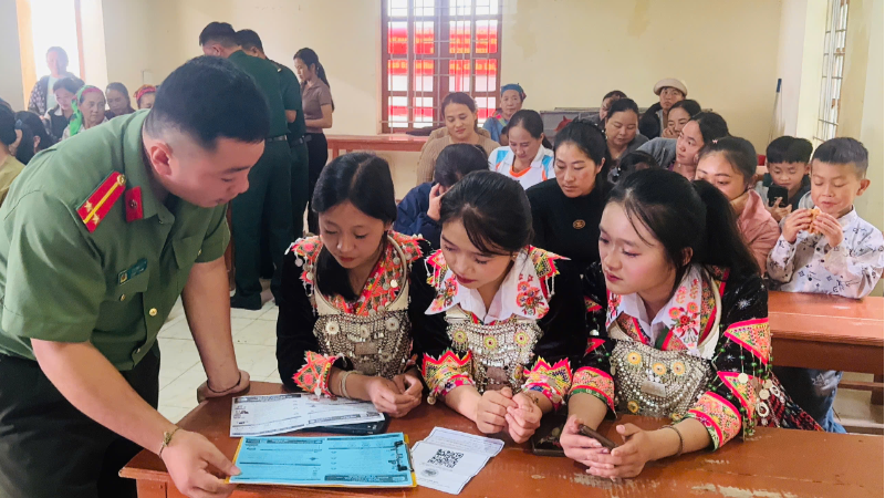 Công an xã Na Loi tuyên truyền về an ninh mạng tại Lễ ra mắt tổ truyền thông cộng đồng