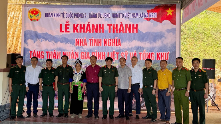 Công an xã Na Ngoi tham dự Lễ Khánh thành nhà tình nghĩa, thăm hỏi gia đình có công