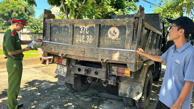 Công an xã Cát Ngạn ra quân tổng rà soát phương tiện kinh doanh vận tải, xe tải tự đổ