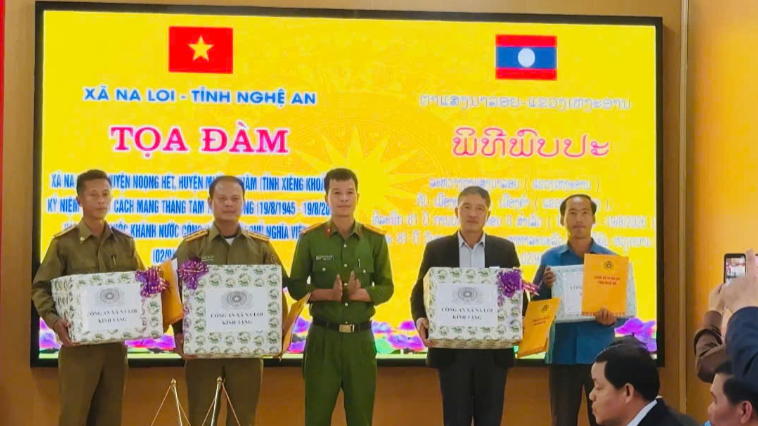 Đoàn đại biểu huyện Noọng Hét, huyện Mường Khăm (Lào) thăm, chúc mừng Ngày Quốc khánh 02/9 tại xã Na Loi