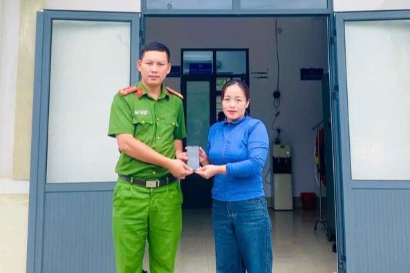 Công an xã Môn Sơn giúp người dân tìm lại điện thoại bị đánh rơi