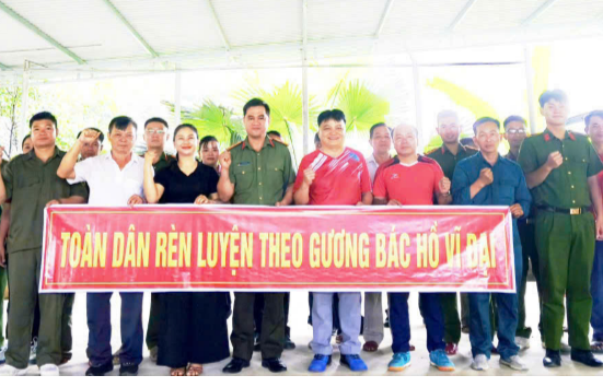 Công an xã Yên Hòa hưởng ứng chương trình đi bộ “Cùng Việt Nam tiến bước”