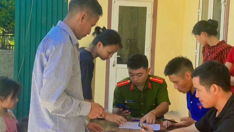 Công an xã Na Loi hướng dẫn Nhân dân góp ý dự thảo Bộ luật Hình sự (sửa đổi) qua ứng dụng VNeID