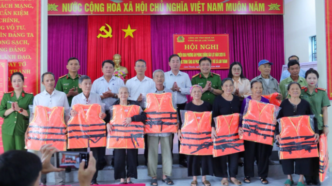 Xã Lam Thành chủ động phòng, chống bão lụt, trao 100 áo phao tặng hộ yếu thế