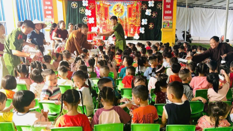 Ấm áp Trung Thu cùng các em học sinh tại trường Mầm non Thanh Đồng 1