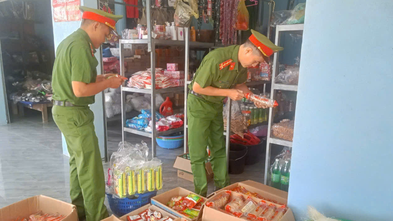 Công an xã Hữu Kiệm tăng cường kiểm tra, bảo đảm an toàn thực phẩm