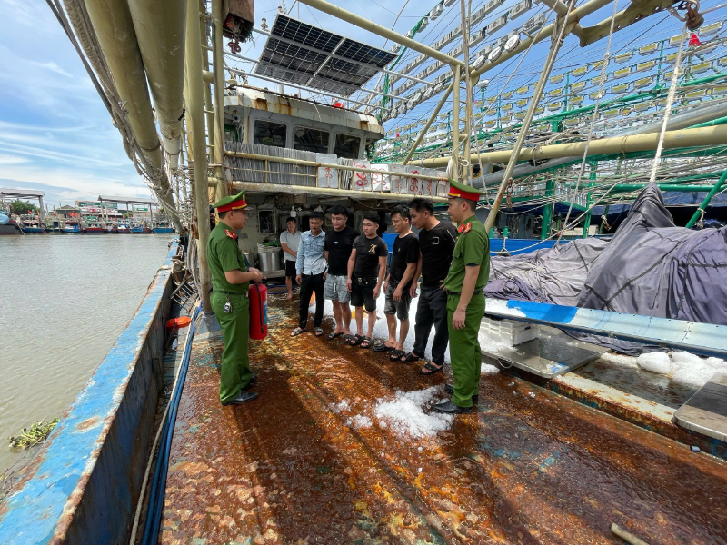 Công an xã hướng dẫn người dân sử dụng bình chữa cháy