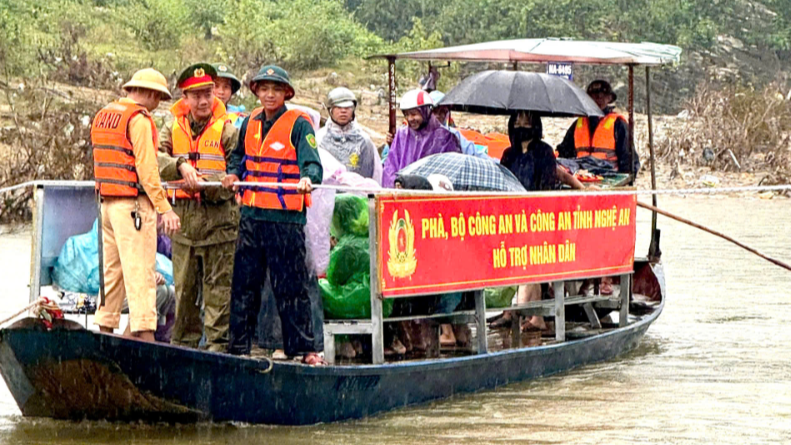 Bộ Công an và Công an tỉnh Nghệ An hỗ trợ thuyền cho người dân bị chia cắt do mưa lũ
