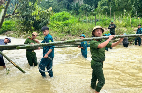Công an xã Yên Na cùng Nhân dân làm cầu tạm qua suối sau sạt lở