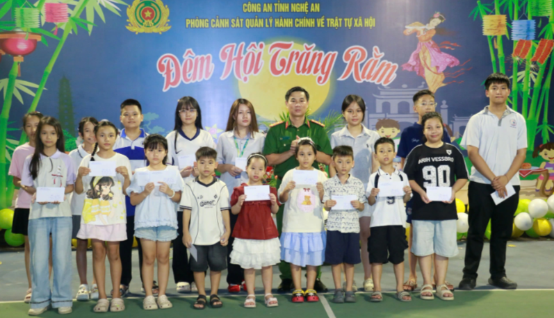 Phòng Cảnh sát Quản lý hành chính về trật tự xã hội Công an tỉnh tổ chức Chương trình “Đêm hội Trăng rằm” cho con em cán bộ, chiến sĩ