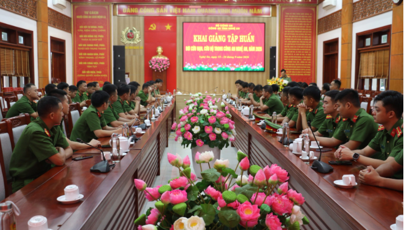 Khai mạc lớp tập huấn Bơi cứu nạn, cứu hộ trong Công an Nghệ An