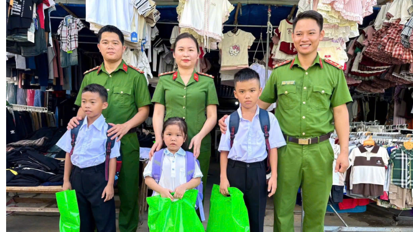 Công an xã Anh Sơn đồng hành cùng “em nuôi của Đoàn, Hội” đến trường