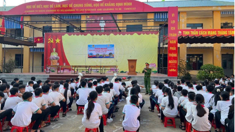Công an phường Cửa Lò tăng cường tuyên truyền pháp luật đầu năm học mới