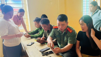Công an xã Na Loi đẩy mạnh tuyên truyền, hướng dẫn người dân khai thác tiện ích VNeID và thông tin lý lịch tư pháp