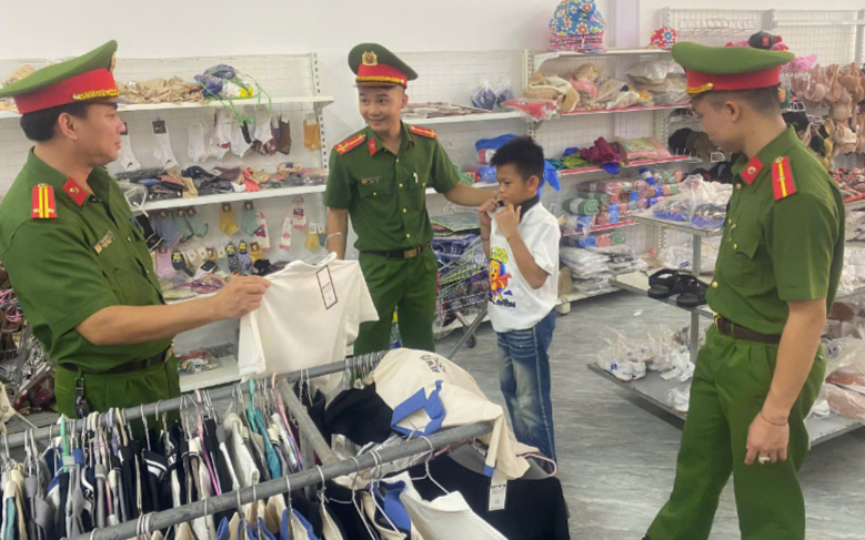 Công an xã Yên Hòa tặng quà “con nuôi” trước thềm năm học mới