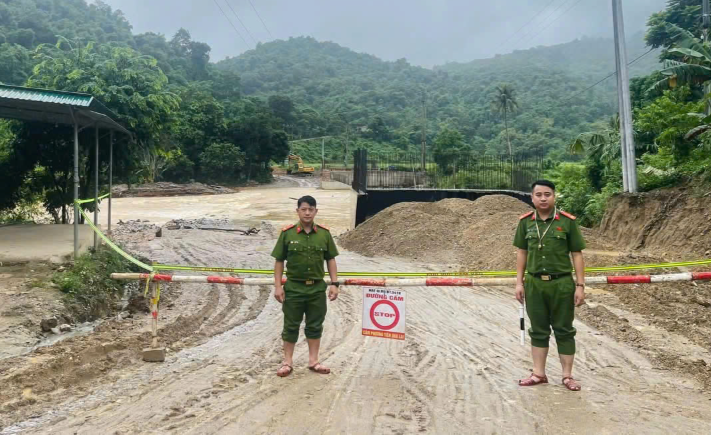Công an Nghệ An giúp Nhân dân khắc phục hậu quả thiên tai, bảo đảm an toàn tại các khu vực ngập lụt