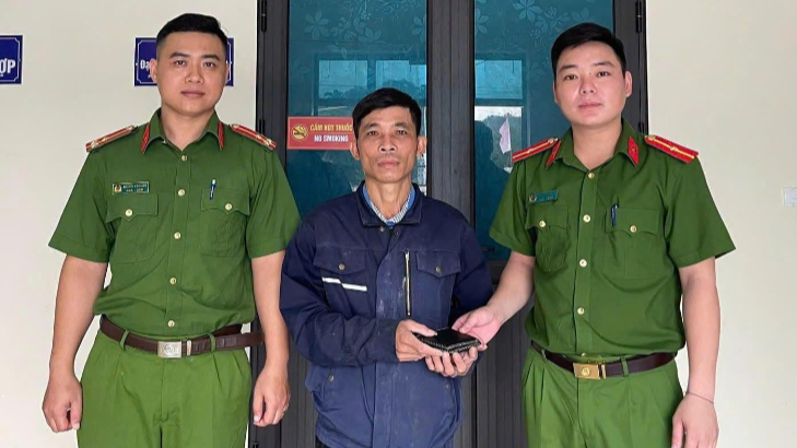Công an xã Hùng Chân xác minh, trao trả tài sản cho người dân