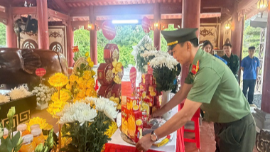 Phòng Hồ sơ nghiệp vụ dâng hương tại Khu Di tích lịch sử Truông Bồn và Nghĩa trang Liệt sĩ Việt - Lào