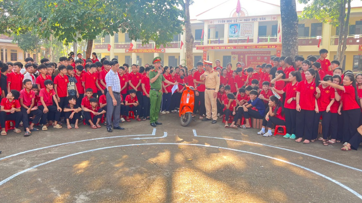 Công an xã Nghĩa Lâm tuyên truyền pháp luật về TTATGT, hướng dẫn lái xe an toàn