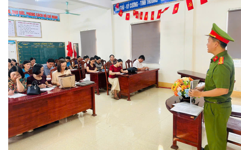 Công an xã Đại Huệ tuyên truyền pháp luật về ATGT, phòng chống bạo lực học đường