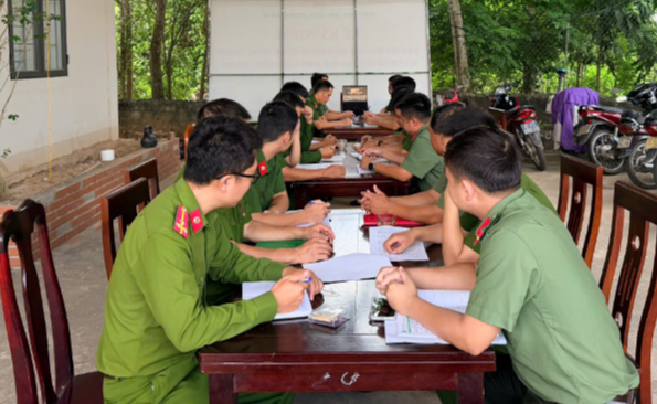 Công an xã Châu Khê tham gia Hội nghị quán triệt các nghị quyết, chỉ thị của Bộ Chính trị
