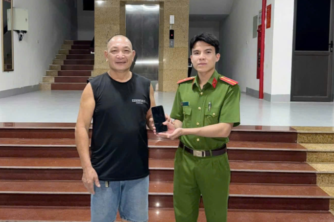 Công an xã Bình Chuẩn nhặt được của rơi, trả lại người đánh mất
