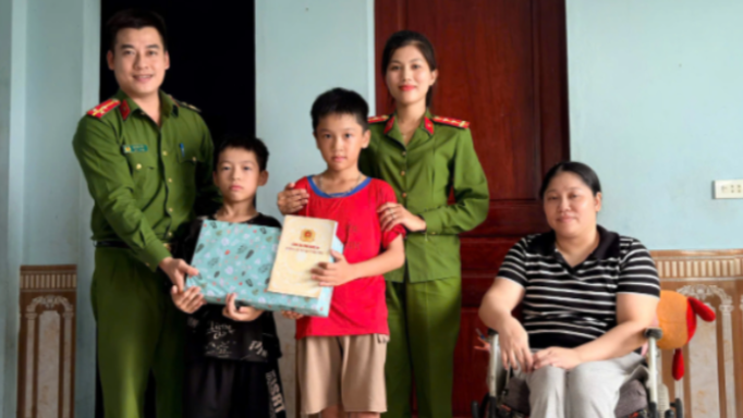 Công an xã Quỳnh Phú đồng hành cùng “em nuôi của Đoàn, Hội” đến trường