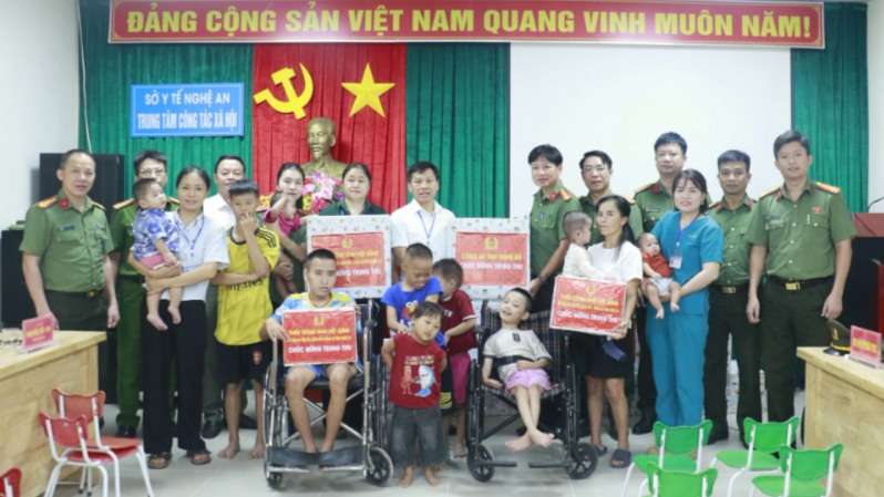 Công an tỉnh Nghệ An tặng quà Trung thu, lan tỏa yêu thương đến trẻ em có hoàn cảnh đặc biệt