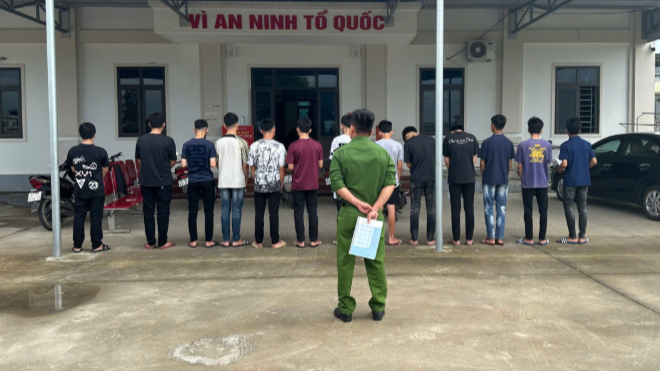 Công an xã Văn Hiến tăng cường điểm danh, kiểm diện thanh thiếu niên “chưa ngoan”