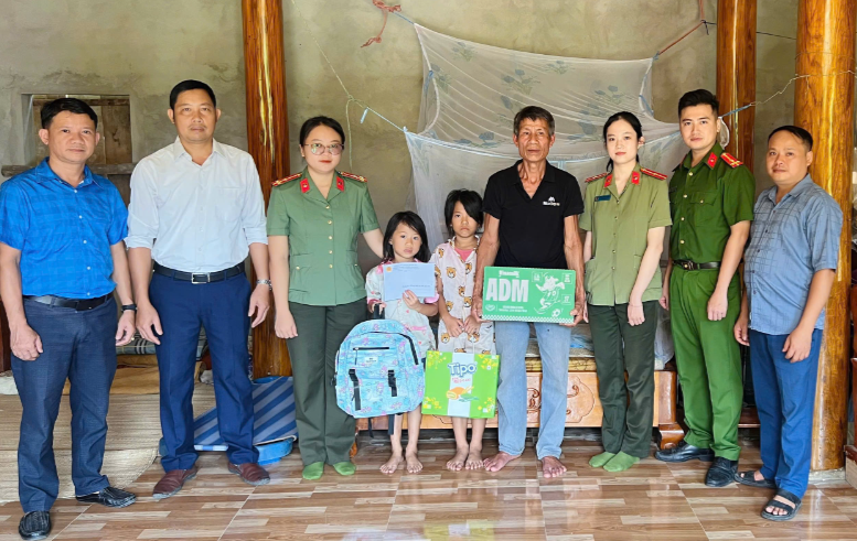 Công an xã Tương Dương tiếp sức đến trường cho “con nuôi”