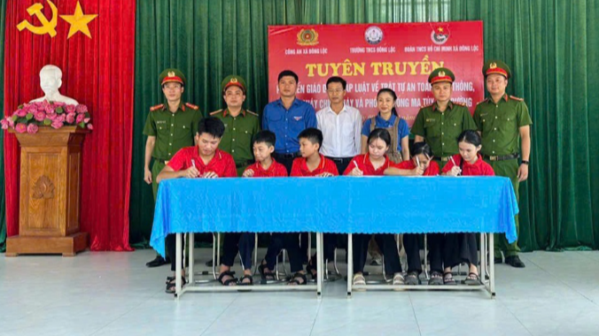 Công an xã Đông Lộc tuyên truyền pháp luật về trật tự, an toàn giao thông và PCCC