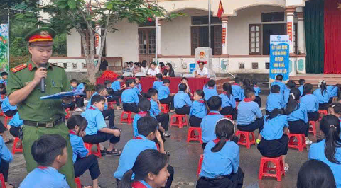 Công an xã Yên Xuân: Tuyên truyền, phổ biến giáo dục pháp luật cho học sinh