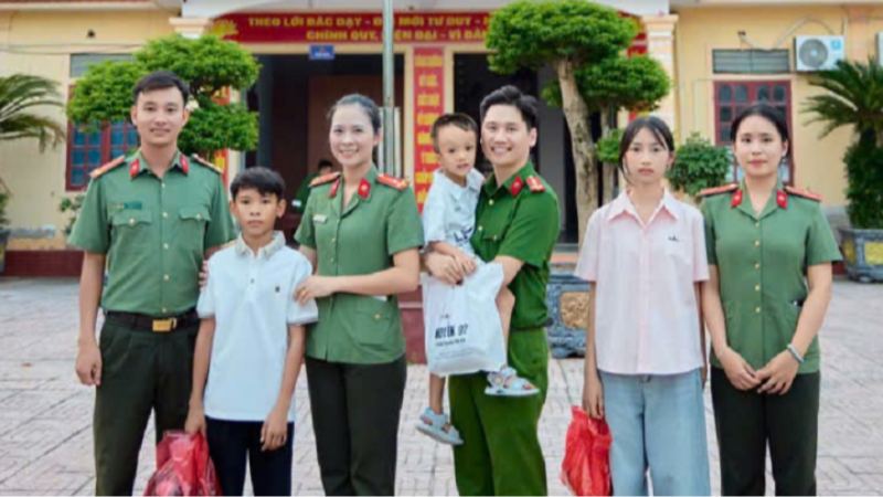 Công an xã Hợp Minh trao quà tặng em nuôi
