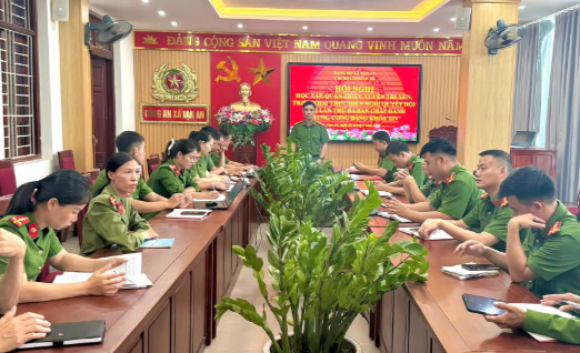 Công an xã Vạn An học tập, quán triệt Nghị quyết Hội nghị lần thứ ba Ban Chấp hành Trung ương Đảng khóa XIV