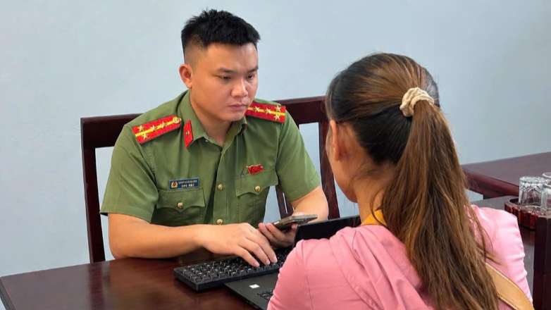 Công an xã Quỳ Châu làm việc với trường hợp đăng tải hình ảnh có nội dung dễ gây hiểu sai về tác giả và tác phẩm văn học