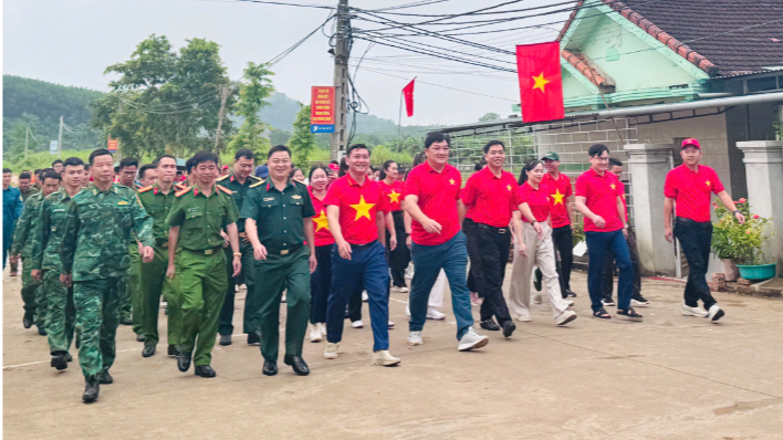 Công an xã Châu Khê hưởng ứng chương trình “Cùng Việt Nam tiến bước”