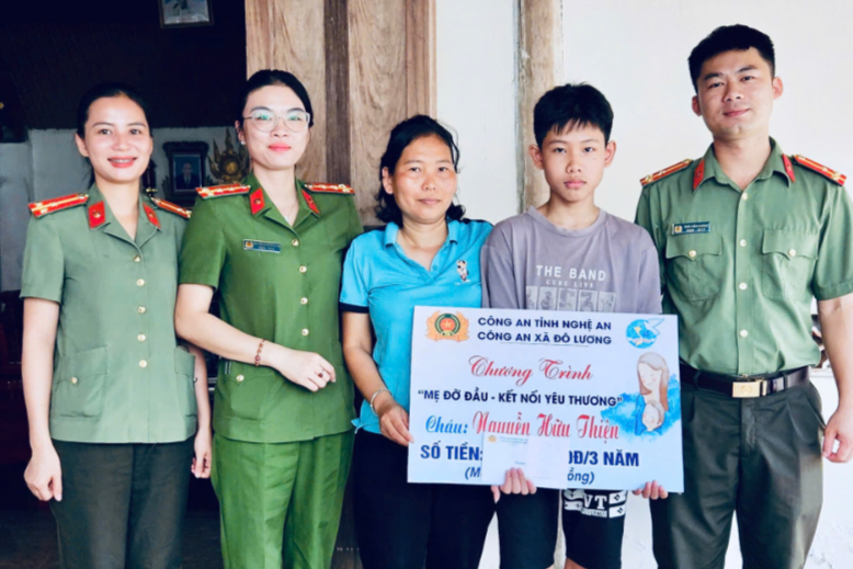 Công an xã Đô Lương đồng hành cùng “em nuôi của Đoàn, Hội” đến trường