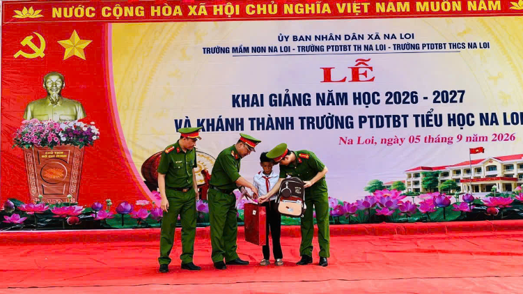 Chi đoàn Công an xã Na Loi trao quà động viên “em nuôi công an xã” nhân dịp năm học mới