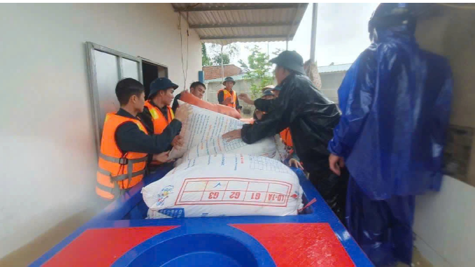 Công an Nghệ An giúp Nhân dân khắc phục hậu quả thiên tai, bảo đảm an toàn tại các khu vực ngập lụt