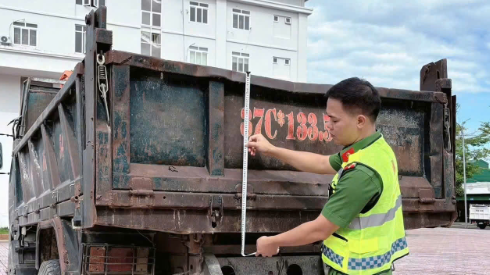 Công an xã Yên Thành tổng rà soát xe tải tự đổ dưới 15 tấn, xe Limousine và xe kinh doanh vận tải hành khách