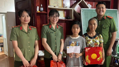 Công an xã Yên Thành đồng hành cùng “em nuôi của Đoàn, Hội” đến trường