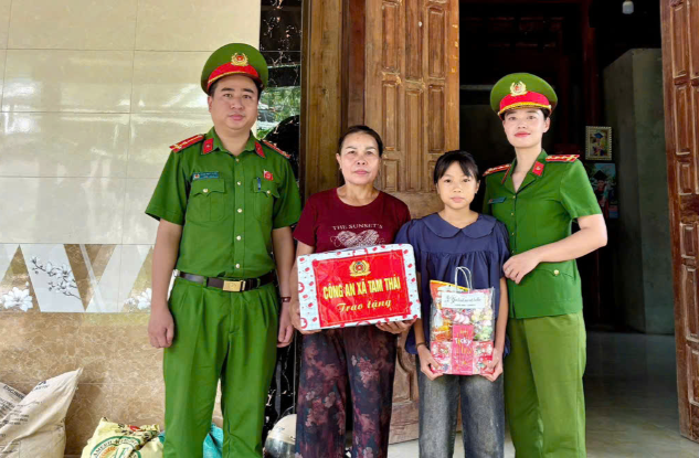 Công an xã trao quà tặng 