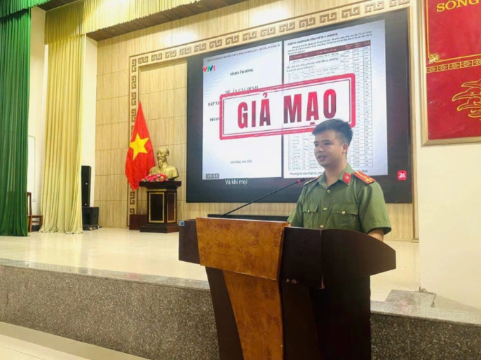 Công an xã Lam Thành tuyên truyền chiến dịch “Tin AI?” với thông điệp “Kiểm trước tin sau”