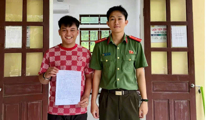 Nam thanh niên xã Châu Lộc viết đơn tình nguyện tham gia nghĩa vụ Công an nhân dân