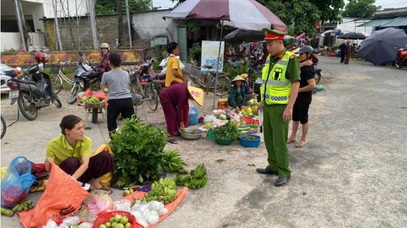 Công an xã Yên Xuân ra quân giải tỏa hành lang an toàn giao thông