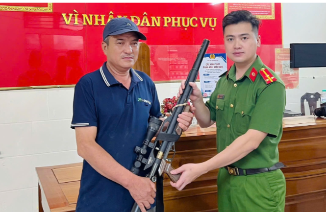 Công an xã Tương Dương triển khai mô hình “đổi vũ khí, vật liệu nổ, công cụ hỗ trợ lấy mũ bảo hiểm, bình chữa cháy”