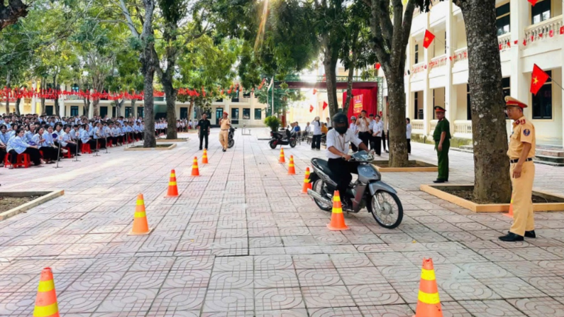 Công an xã Quang Đồng tuyên truyền kỹ năng lái xe an toàn